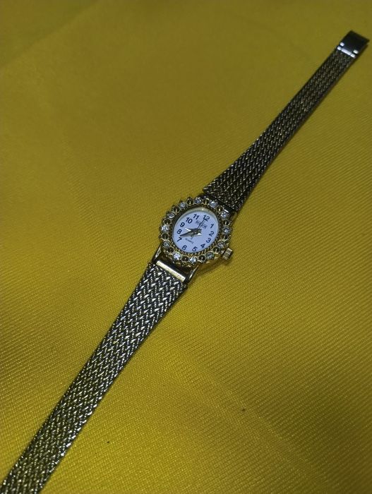 Bugor Quartz елегантен дамски часовник - 59 лв