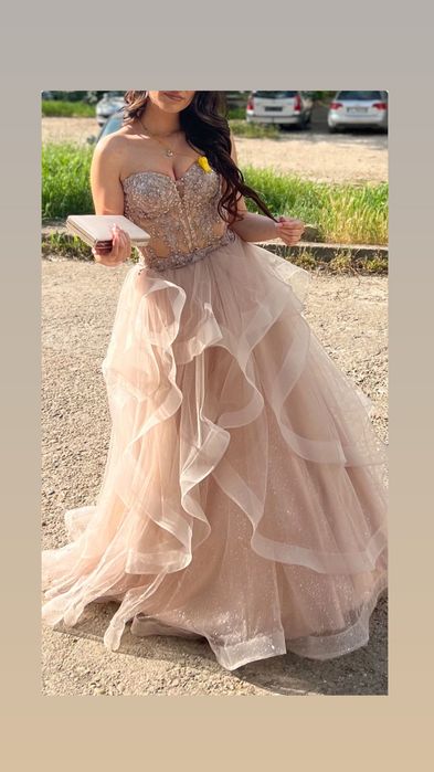 Официална рокля.