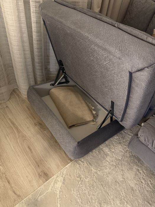 Продам угловой диван с пуфом и софой