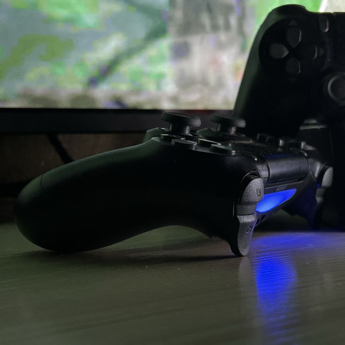 PlayStation 4 — отличное состояние, почти не использовалась!