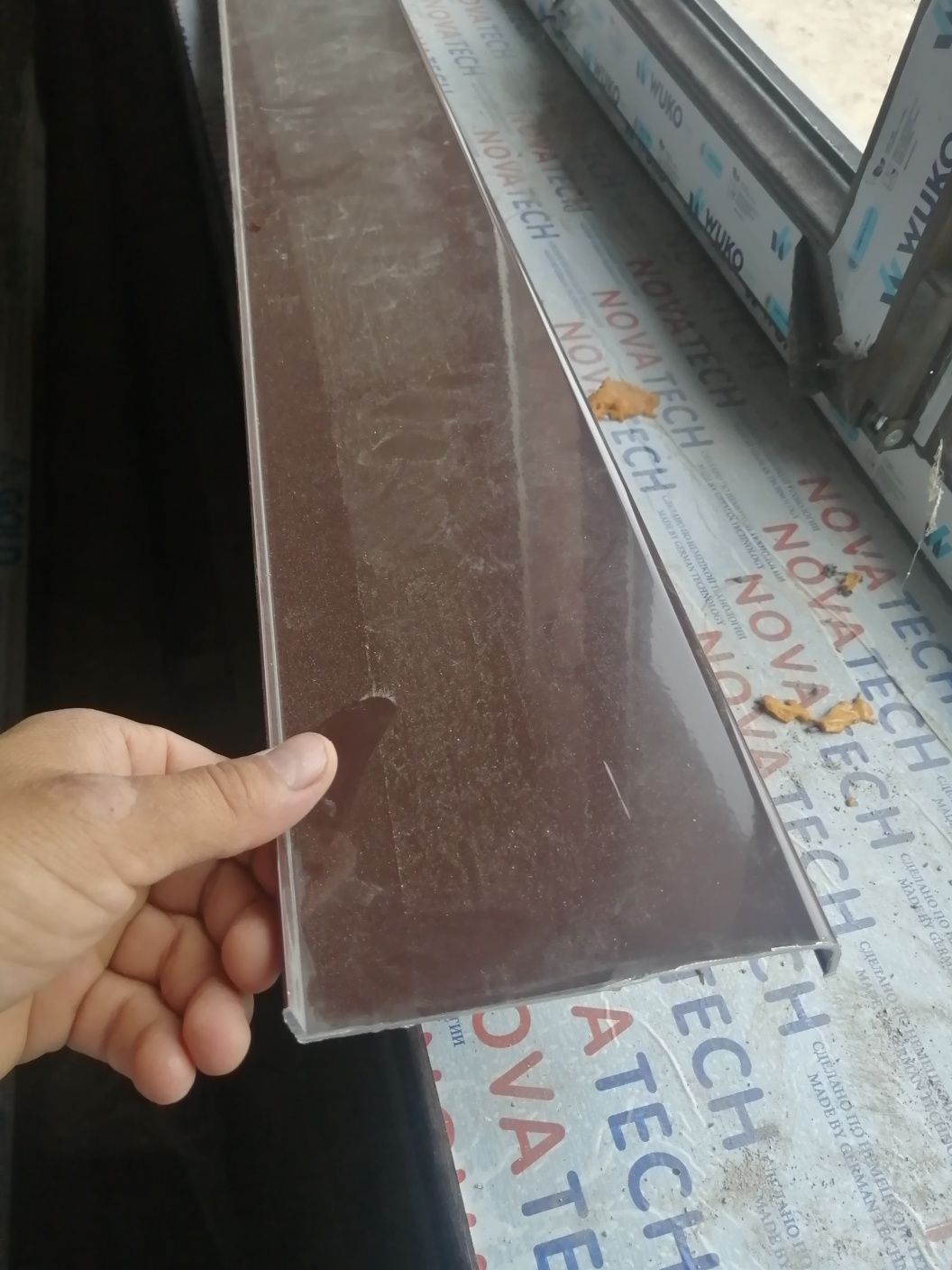 Наружный алюминовый подокольник, цвет шоколадный, размер 13 см