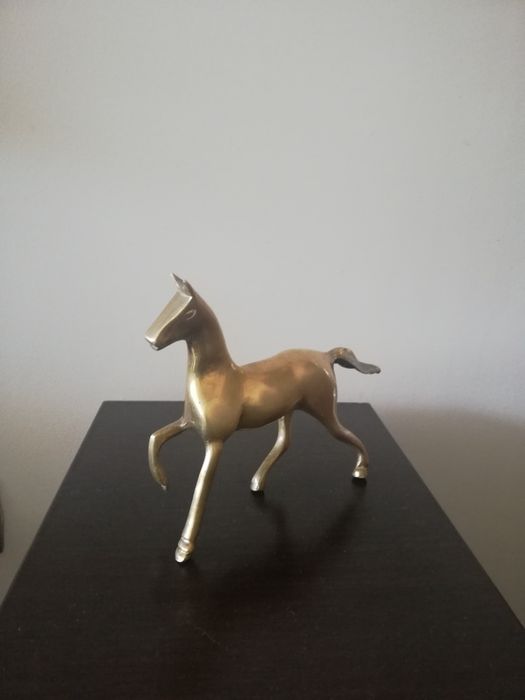 Много красива статуетка на кон. Месинг.