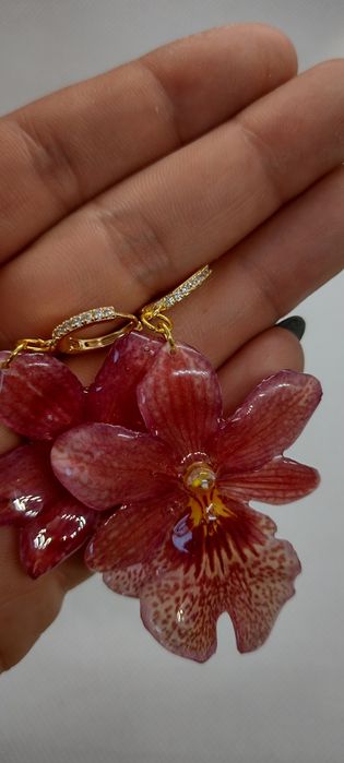 Обеци с естествен цвят на мини орхидея Miltonia.  Цветче с размери 5/4