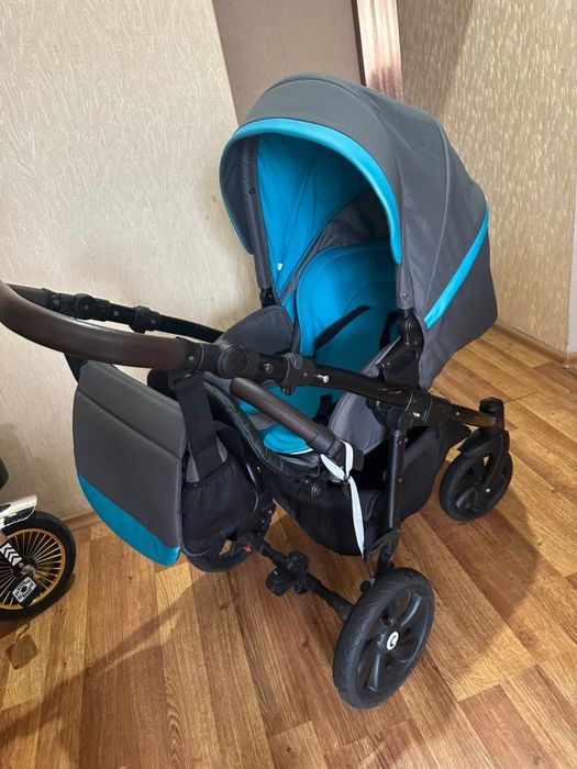 Коляска оргинальная чистая почти новая