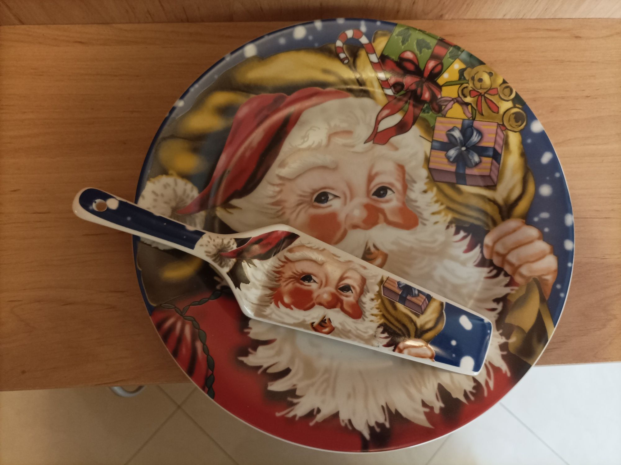 Коледни порцеланови чинии