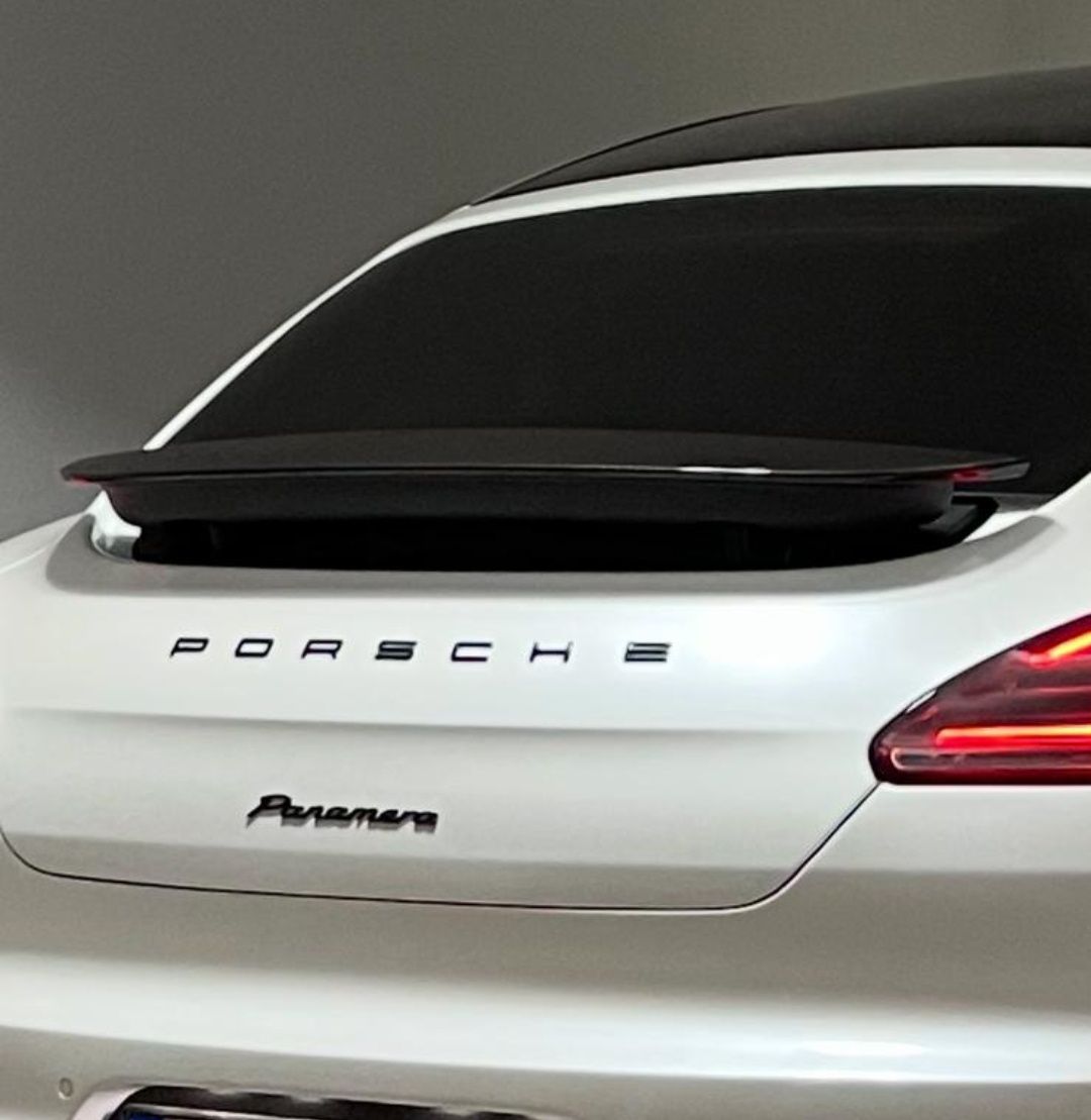 • Заден прибиращ се спойлер за Porsche Panamera от въглеродни влакна