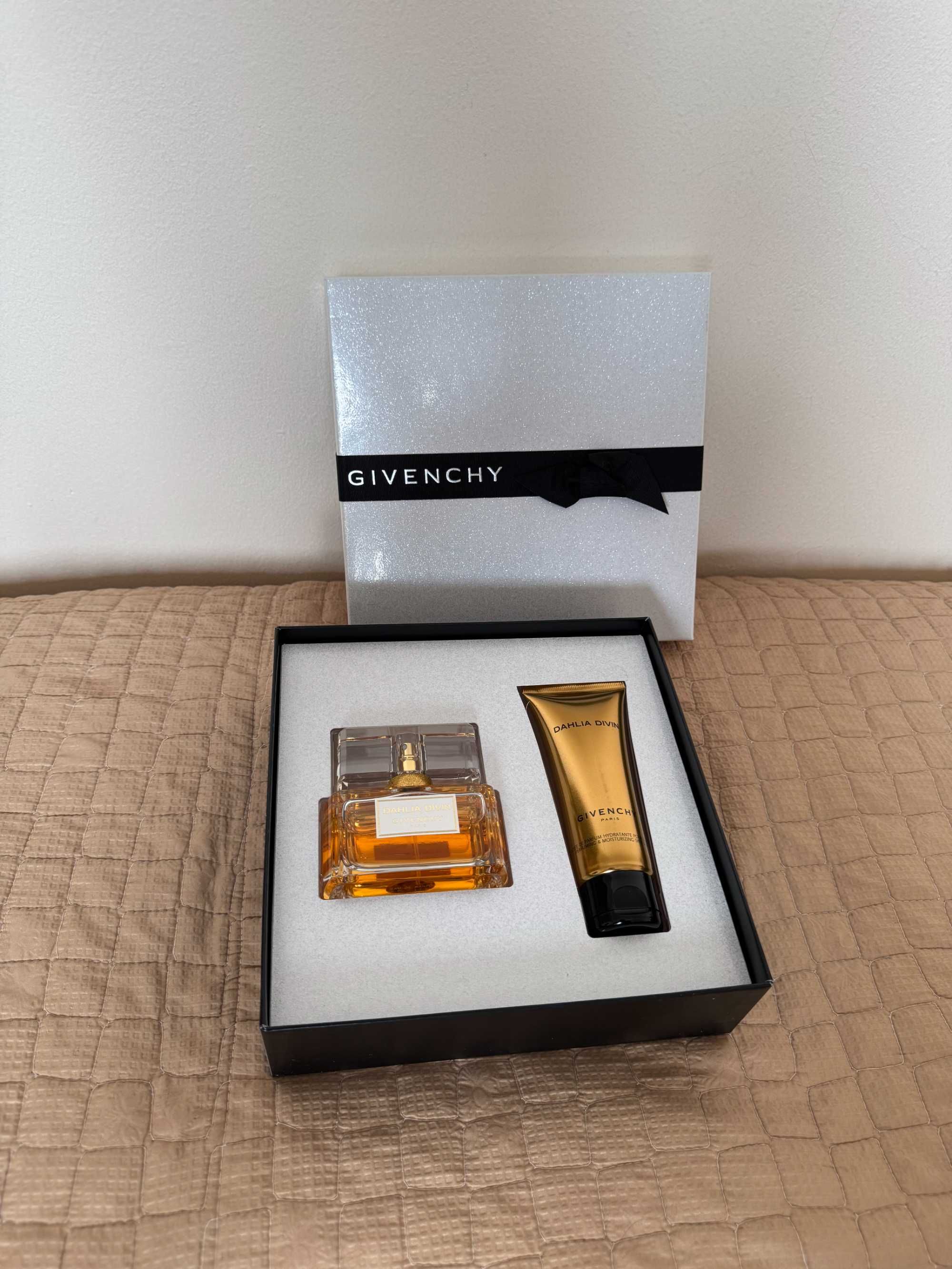 GIVENCHY Dahlia Divin Набор. Парфюм 50 мл + Увлажняющее средство 75 мл