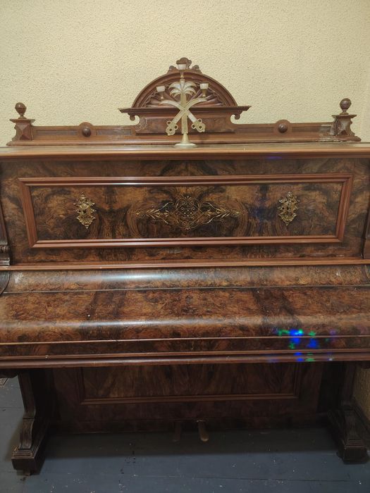 Vând Pian antic (functional) Austriac