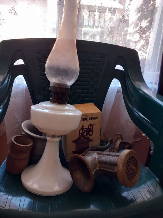 Obiecte vechi de uz casnic,chitara pentru pasta,covor,bibelouri ,e.t.c