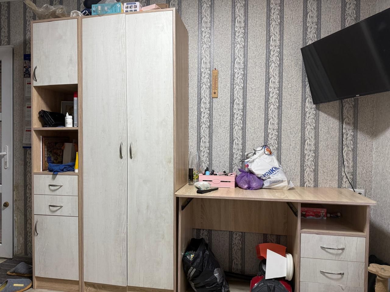 Продаю шкафы и письменный стол