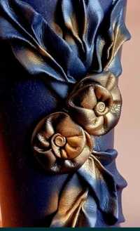 Trandafiri manufactura din piele pe o vaza ceramica 20 cm