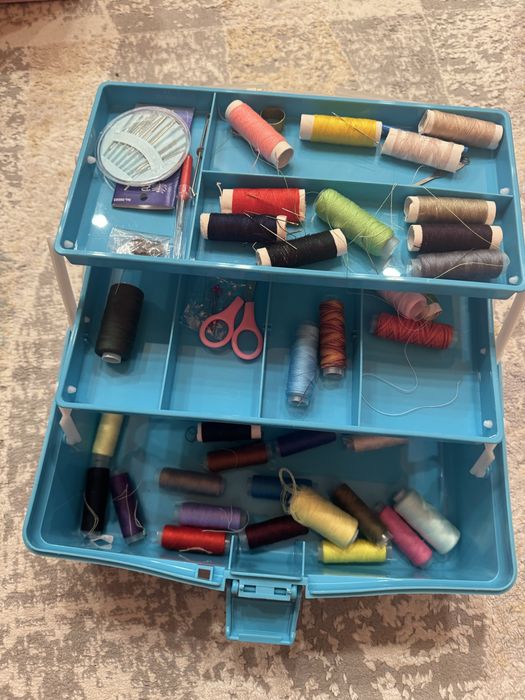 Набор шитья (нитки и иголки)