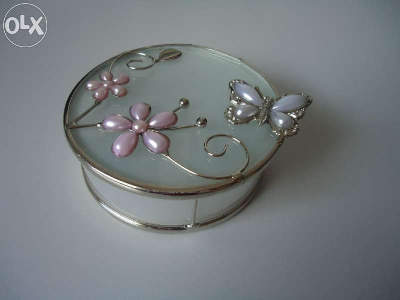 Красива кутийка за бижута от стъкло и метал