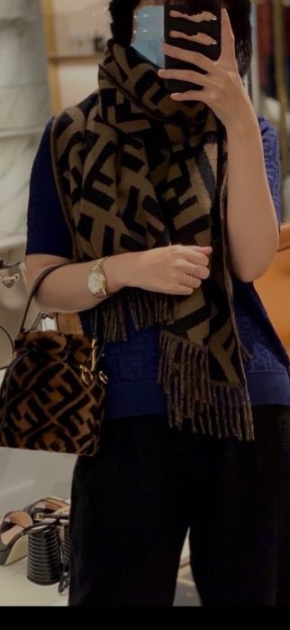 Fular Fendi, model 2026