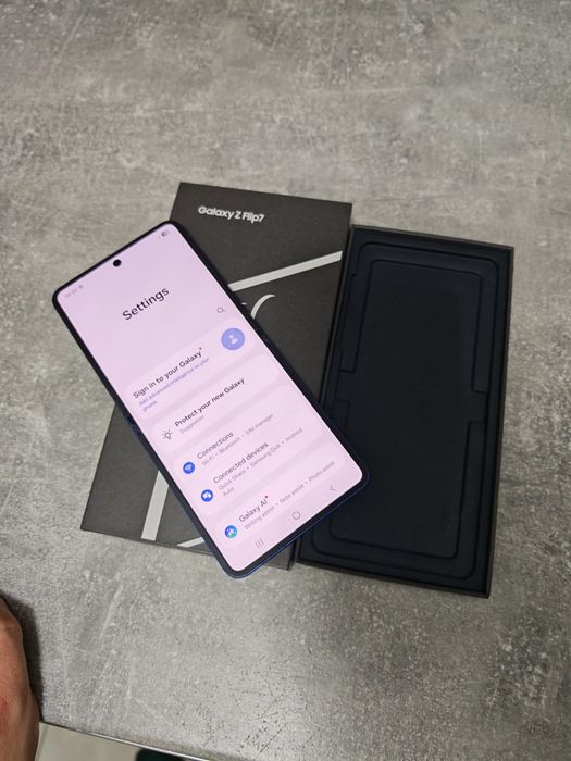 Vând sau schimb Samsung Z Flip 7 512GB Că Nou totul original liber ret