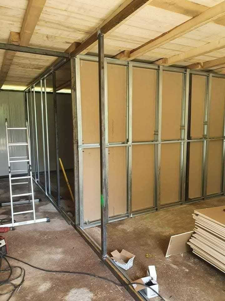 Casa, garaje auto pe structura metalica si panou sandwich termoizolant