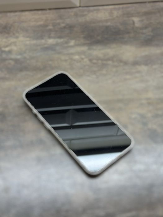 Айфон 13 в хорошем состояние