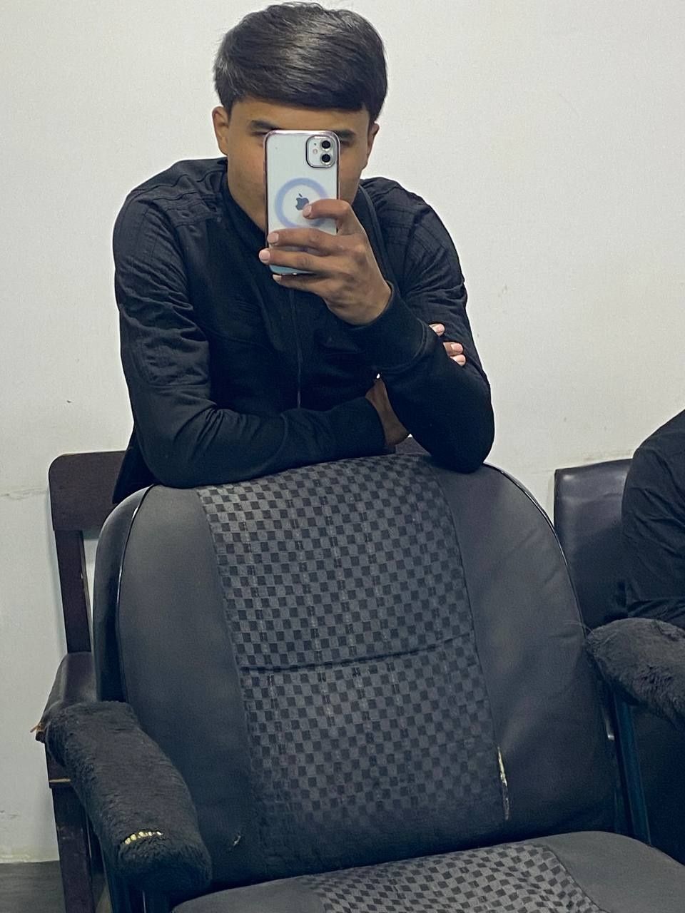Ayfon 11 oq rangda