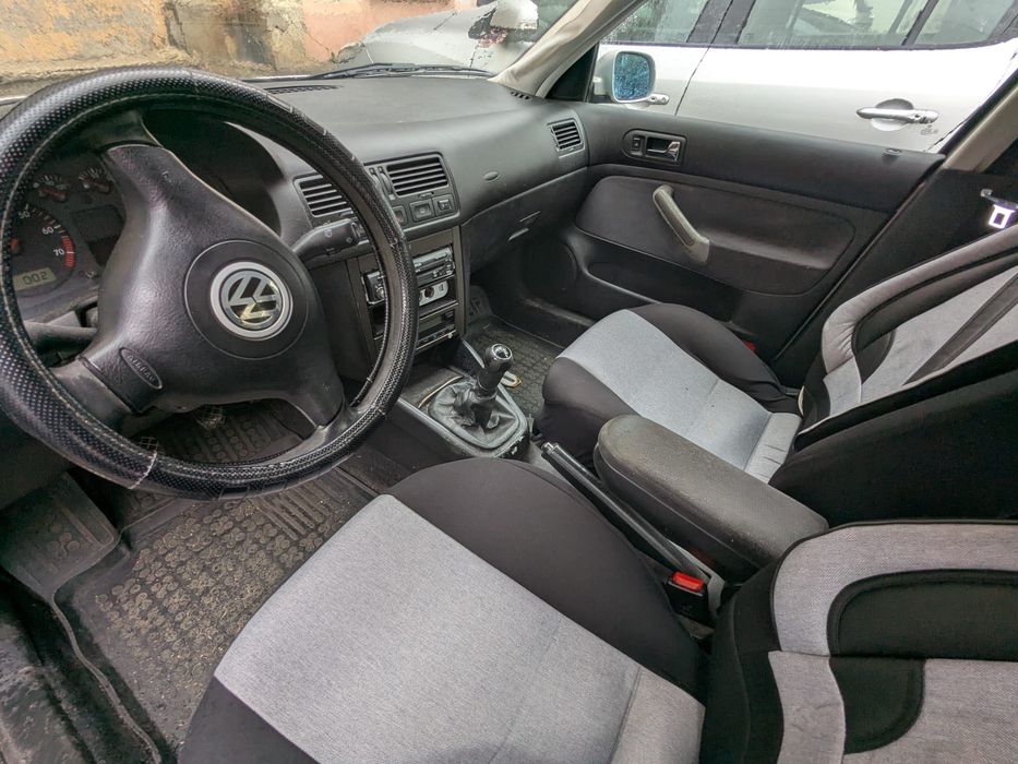 VW Bora Sedan 1.6 benzina – avariată, motor excelent, 1000 EUR
