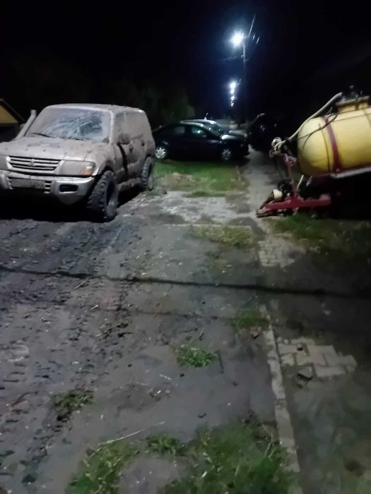 Vind Mitsubishi pajero cu mici probleme estetice și mecanice asigurare