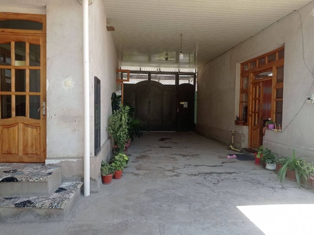 O’rtachirchiq Qorasuvda Yol yuziga yaqin Komfort digan joyda uy sotila