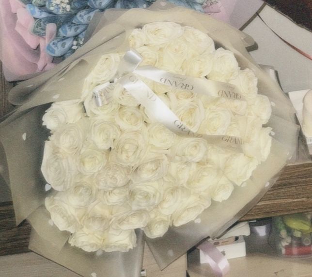 55 белых роз свежие