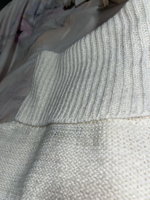 Бял пуловер.