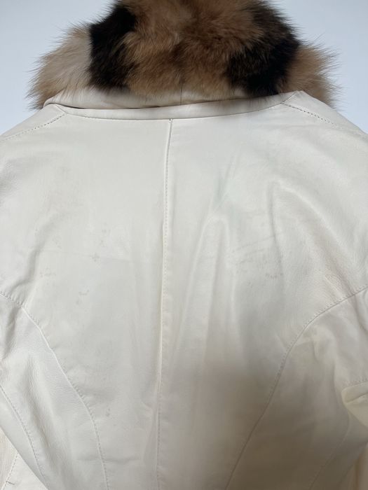 Дамско палто от телешка кожа и кожена яка от естествен косъм.