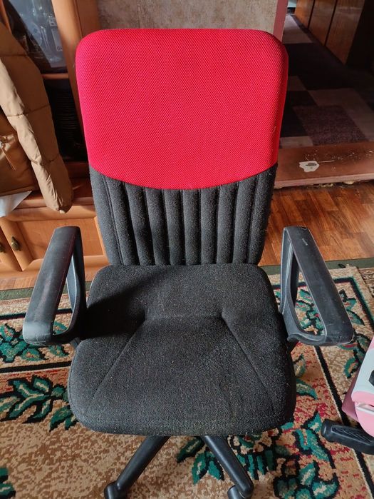 Два компьютерные кресла