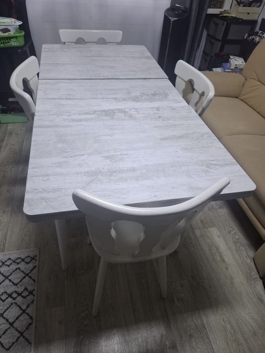 Masa extensibila bucatarie cu 4 scaune din lemn masiv