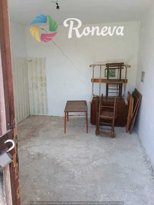 Двуетажна къща в самостоятелен двор