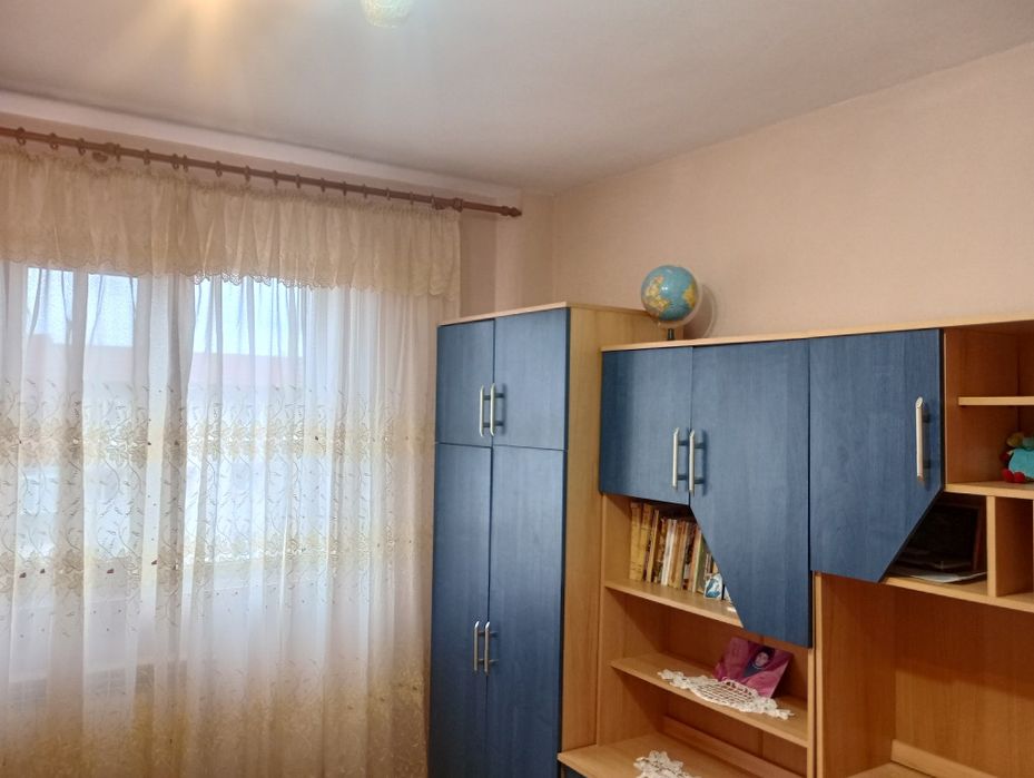 Vând apartament trei camere