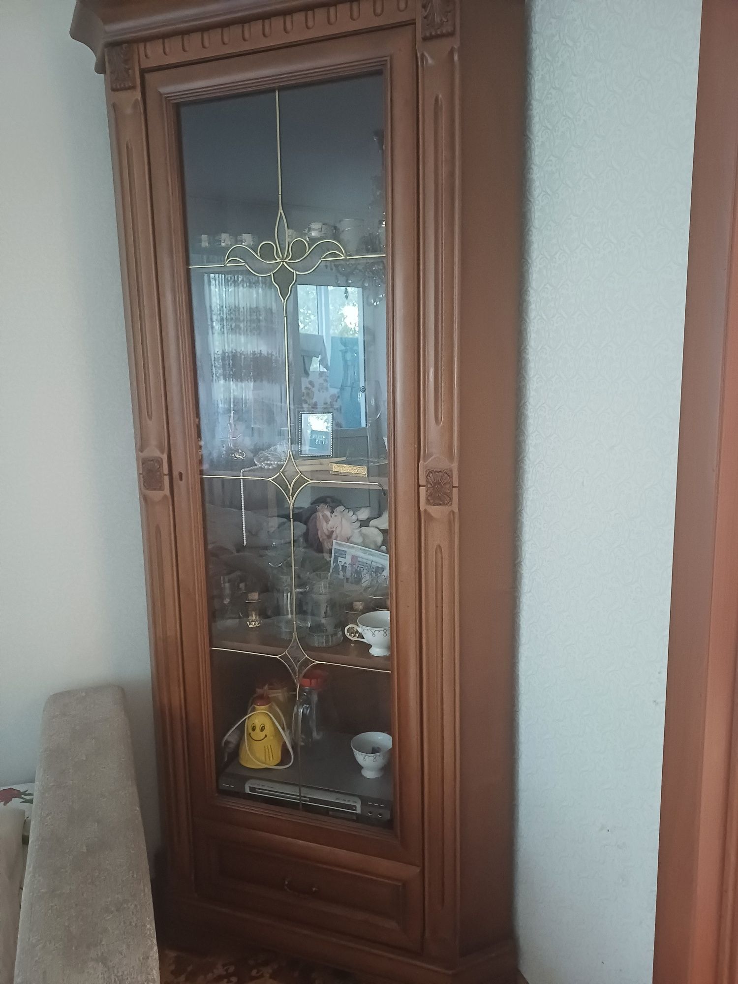Продам сервант из дерева
