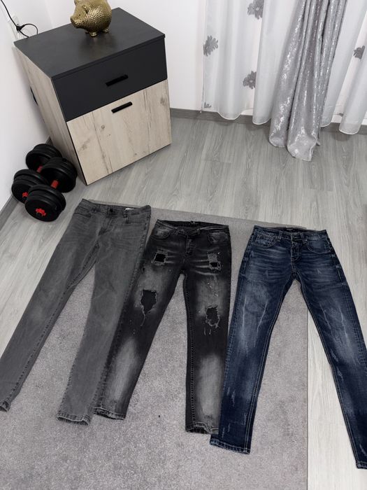 Vând blugi slim fit
