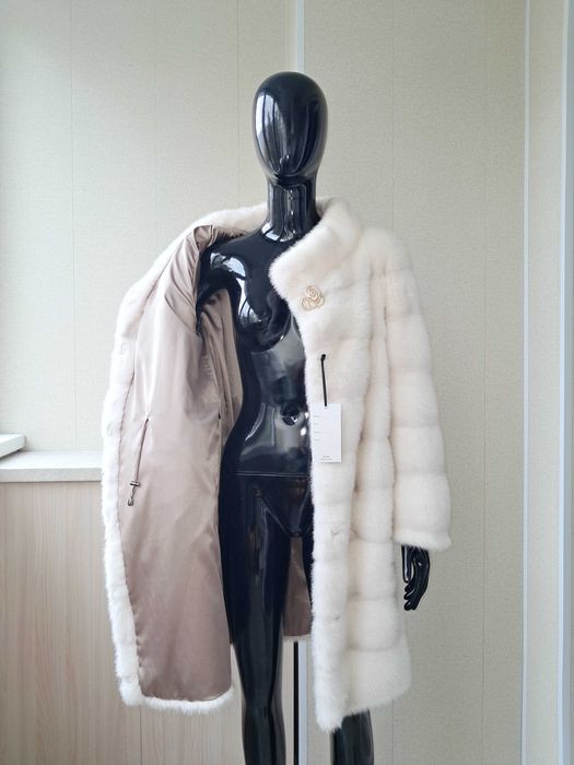 Haina de blana nurcă , vizon divină, incredibil. Culoare alb