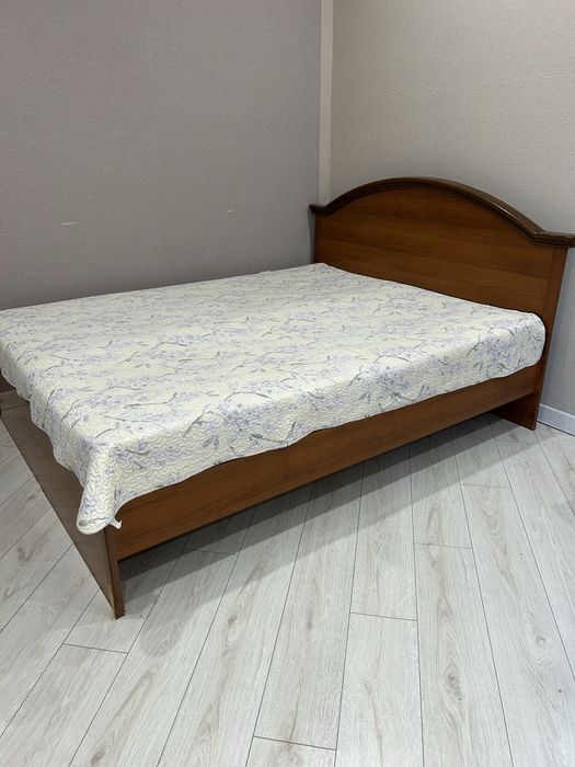 Кровать коричневая