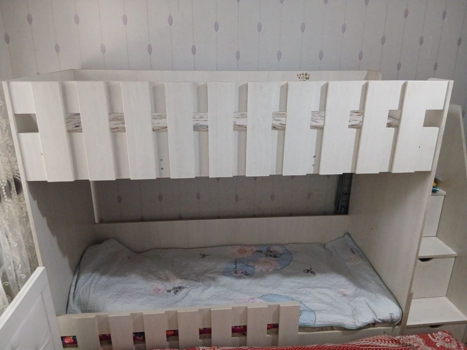 Продается двухярустная кровать со шкавчиками