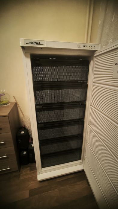 Продавам вертикален фризер