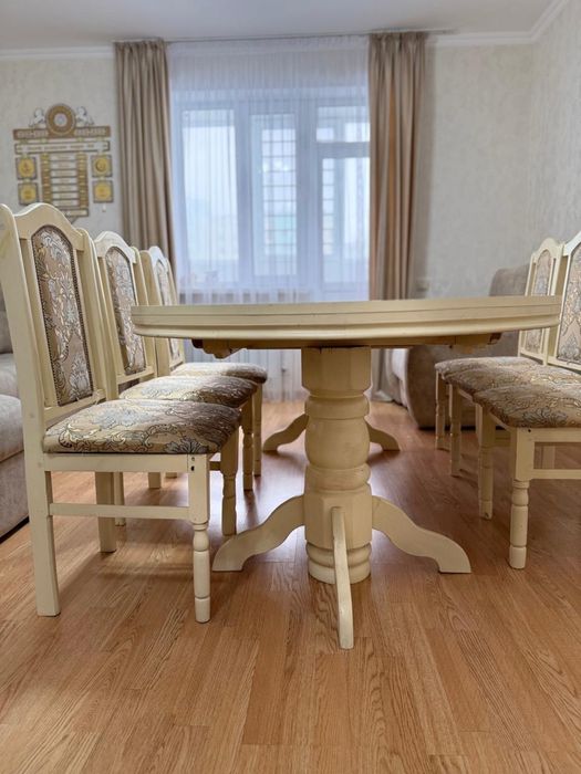 Стол со стульями в столовую