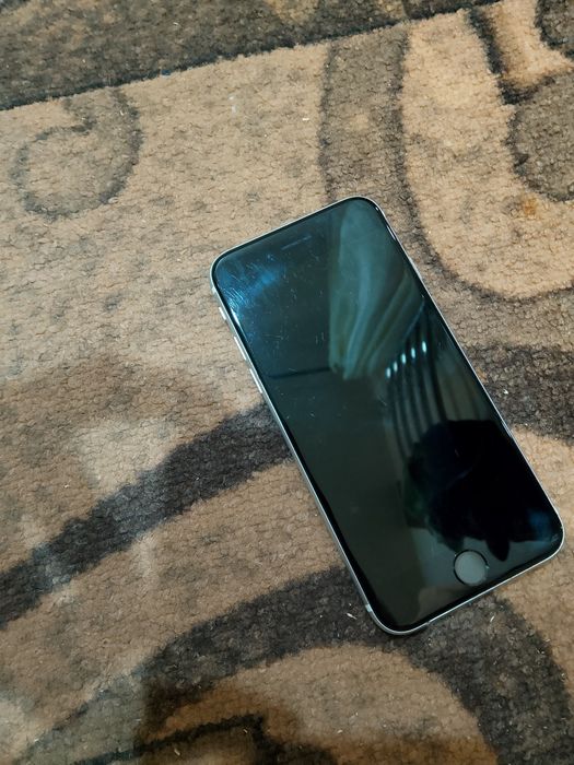 Продам айфон SE с чехлом