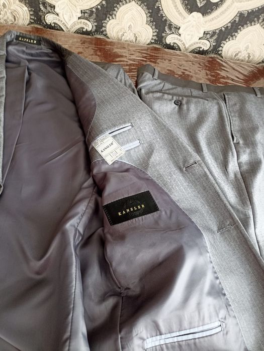 Мужской костюм серого цвета