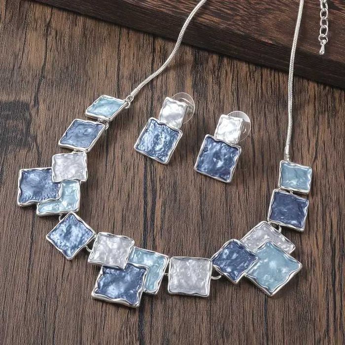 Стилни и красиви комплекти колиета с обеци