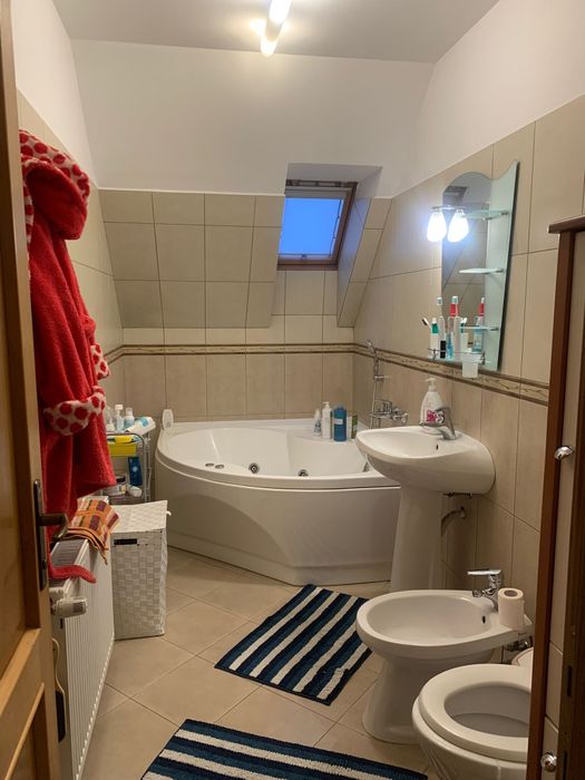 Se inchiriaza casa 3 dormitoare, living, dining, garaj Str Muntenia