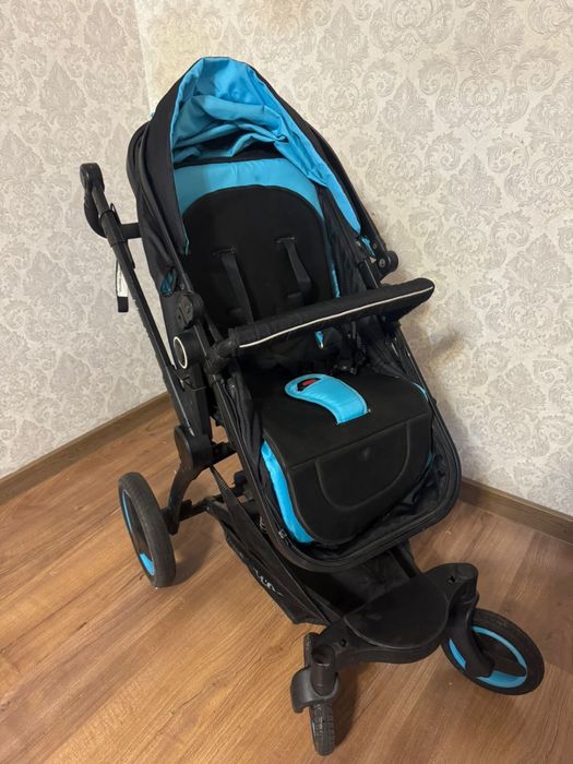 Коляска детская черная с голубыми вставками