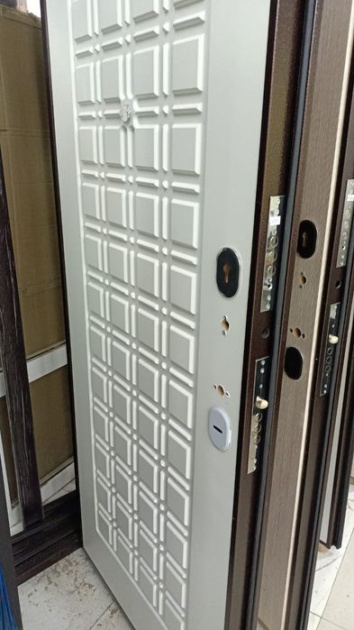 В наличие металлические двери с доставкой