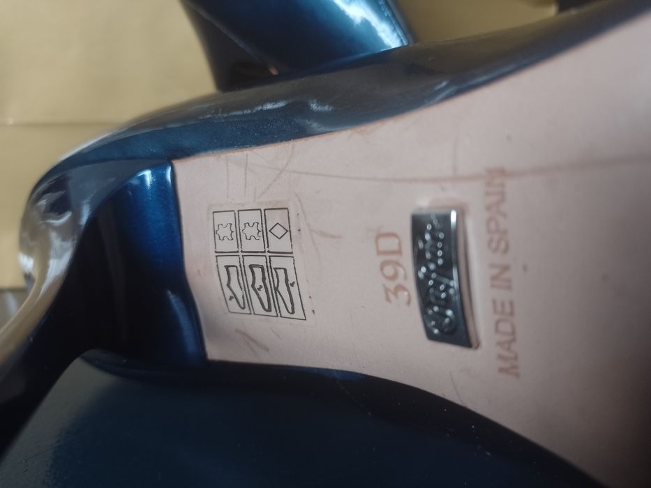 Vand pantofi piele lacuita