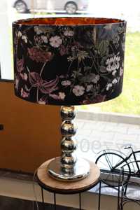Красива голяма настолна лампа с плафон на цветя