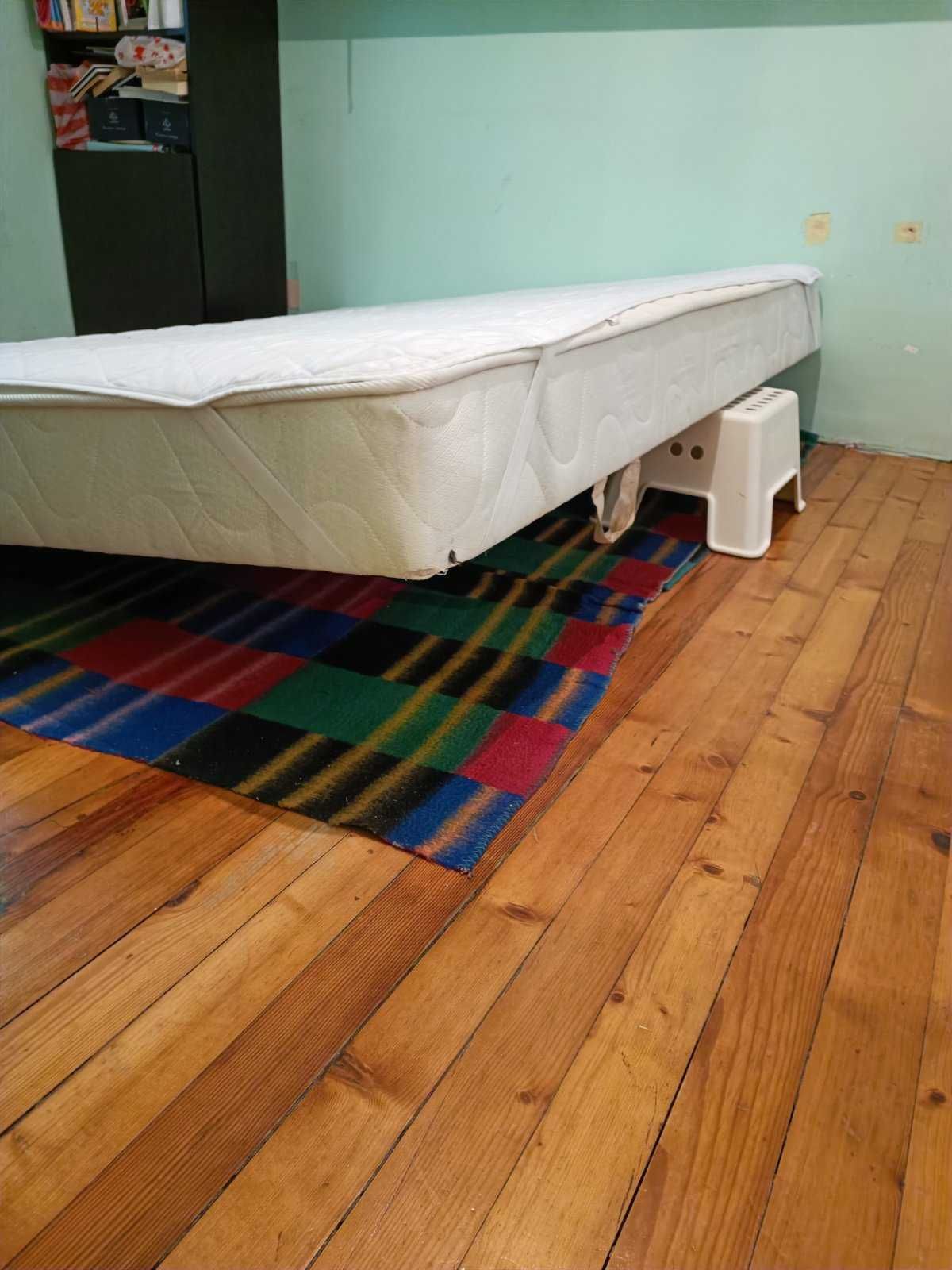 Продавам еднолицев матрак 200х160х20 см.