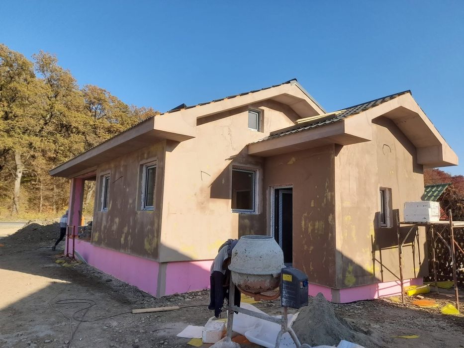 Execut finisaE interioare ,exterioare și case la roșu.