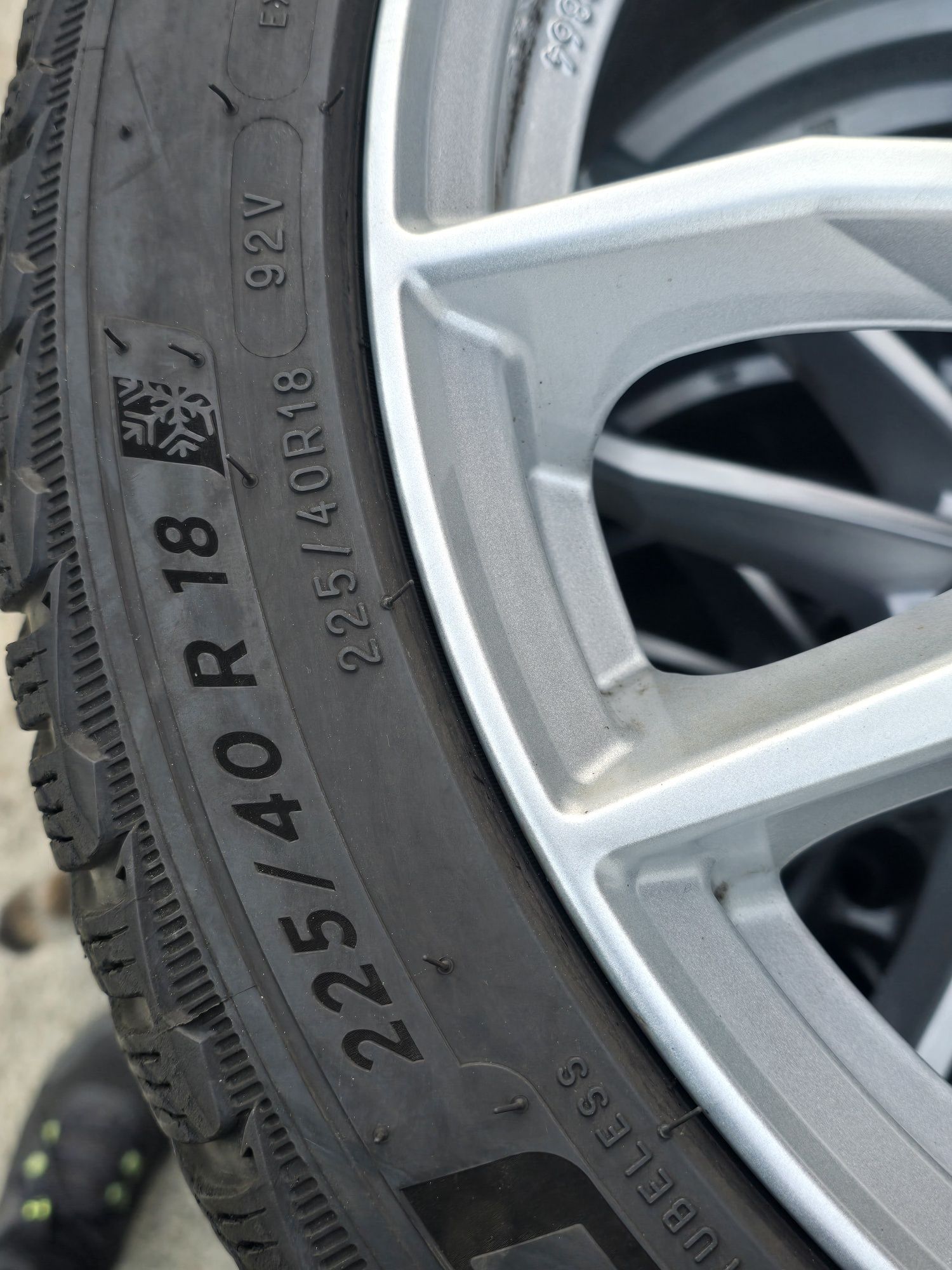 4 Броя 225/40/18 Michelin 2x6,5mm 2x5,8mm